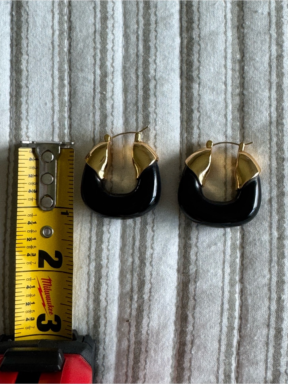 ๐คWORN ONCE๐ค Lizzie Fortunato Black and Gold Sculpted Midnight Hoop Earrings - Picture 5 of 5